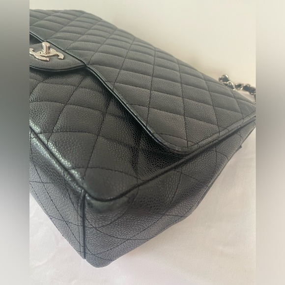 Authentic CHANEL Vintage Timeless Classic Maxi handbag in caviar leather - Picture 6 of 12
